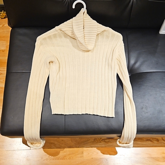 Beige Turtleneck Semi-Cropped Length Sweater - Picture 8 of 10